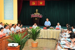 Secretary of the HCMC Party Committee, Nguyen Van Nen chairs a working session with Can Gio District's authorities. (Photo: SGGP)