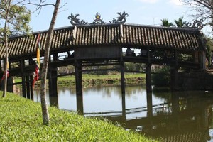 Thanh Toan tile-roofed bridge