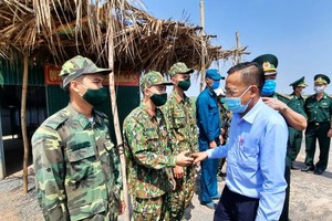 Head of HCMC Commission of Mass Mobilization Nguyen Huu Hiep visits border guards at the checkpoint No.12 in Chau Thanh District. (Photo: SGGP)