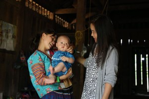 UNFPA Representative in Vietnam Naomi Kitahara (R) visits a Mong ethnic woman and her baby in Ta Ngao commune of Sin Ho district, Lai Chau province (Photo: UNFPA)