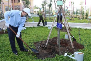 Deputy Secretary of the HCMC Party Committee Nguyen Ho Hai is planting a tree at the ceremony. (Photo SGGP)