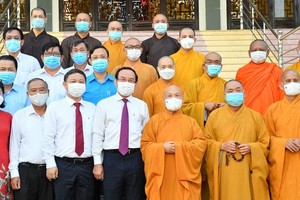 Secretary of the HCMC Party Committee Nguyen Van Nen leads a delegation of city's officials to visit Most Venerable Thich Thien Nhon, chairman of the VBS’s Executive Council. (Photo: SGGP)
