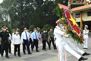 State President Nguyen Xuan Phuc and HCMC’s leaders offer incenses and flowers to the fallen soldiers at the Ben Duoc Monument Temple for Martyrs in Cu Chi District. (Photo: SGGP)