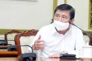 Chairman of HCMC People's Committee Nguyen Thanh Phong speaks at the meeting. (Photo: SGGP)