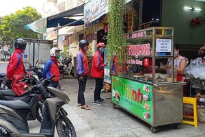 Restaurants, street food and drink stores must move to mobile ordering and takeaway. (Photo: SGGP)