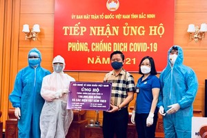 The Vietnam Theater Artists' Association hands over the donation to Bac Ninh Province. (Photo: SGGP)