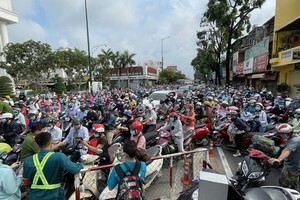 Thousands of vehicles get stuck in Covid-19 checkpoint on Nguyen Kiem Street in Go Vap District on June 1. (Photo: SGGP)