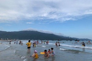 Swimming on public beaches is allowed from 4:40 am to 7:30 am and 4:30 pm to 6:30 pm. 