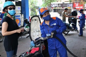 Petrol and diesel prices in the country rise sharply from 3pm on June 11. (Photo: SGGP)