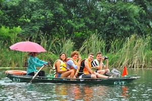 Foreign tourists visit Trang An tourism complex in northern Ninh Binh province (Photo: VNA)