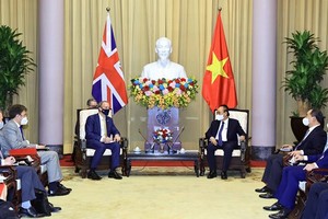 President Nguyen Xuan Phuc (right) and First Secretary of State and Secretary of State for Foreign, Commonwealth and Development Affairs of the UK Dominic Raab (Photo: VNA)