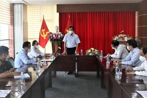 Standing Deputy Secretary of HCMC's Party Committee, Phan Van Mai visits the front-line workers and health care staff in a quarantine facility and the Field Hospital No.1. (Photo: SGGP)