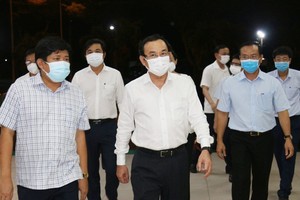 Secretary of the HCMC Party Committee Nguyen Van Nen (c) leads a delegation to inspect the epidemic prevention and control at Binh Dien whosale market. (Photo: SGGP)