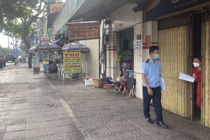 The functional unit of Binh Tan District inspects Covid-19 prevention measures in the locality. (Photo: SGG)