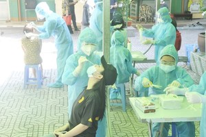 Healthcare professionals are taking samples for Covid-19 testing in HCMC. (Photo: SGGP)