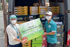 New Zealand Embassy to Vietnam offers  more than 9,000 kilos of apples and 1,100 kiwi fruits to hospitals and health centers in HCMC. (Photo: SGGP)