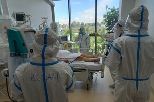 Healthcare professionals are caring for patients with Covid-19 in HCMC Covid-19 Intensive Care Hospital. (Photo: SGGP)