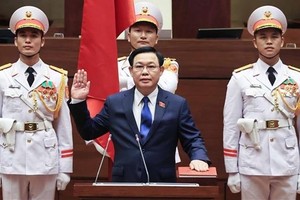 NA Chairman Vuong Dinh Hue takes oath at the event (Photo: VNA)