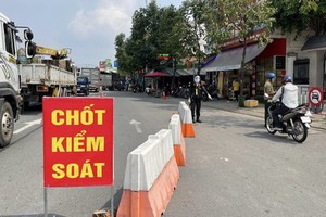 Residents will be imposed for the illegal travel. (Photo: SGGP)