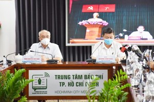 Head of the Propaganda and Education Board of the City Party Committee, Phan Nguyen Nhu Khue (L) and Vice Chairman of the People’s Committee Duong Anh Duc attend the virtual press conference  at the HCMC Press Center. (Photo: SGGP)