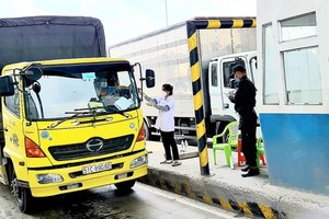 HCMC will not ask required permits of few vehicles to ensure uninterrupted transport of essential goods. (Photo: SGGP)