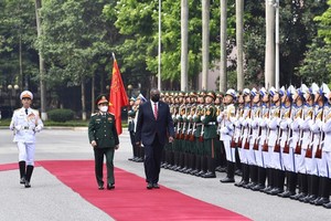 Defense Minister General Phan Van Giang and US Secretary of Defence Lloyd Austin inspect the guard of honour of the Vietnam People's Army at the welcome ceremony in Hanoi (Photo: SGGP)