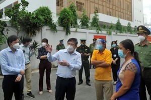 Chairman of the HCMC People’s Committee Nguyen Thanh Phong inspects a blue zone in the C13 alley on Ton Dan Street in District 4. (Photo: SGGP)