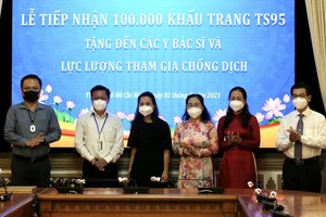 Chairwoman of the HCMC People’s Council Nguyen Thi Le  (3rd, R) and representatives of the Overseas Vietnamese entrepreneurs (Photo: SGGP)