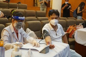 Head of the Propaganda and Education Board under the HCMC Party Committee, Phan Nguyen Nhu Khue  (L) and Vice Chairman of the People’s Committee of HCMC Duong Anh Duc at the press conference (Photo: SGGP)