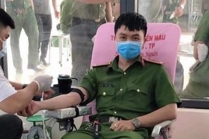 Senior Lieutenant Phan Tan Tai at a blood donation campaign (Photo: Facebook)