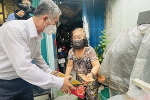 Ms. Le Ngoc Dung (R) receives gift from  Mr. Ngo Minh Chau.