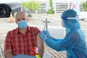 A Canadian people receives Covid-19 vaccine shots. (Photo: SGGP)