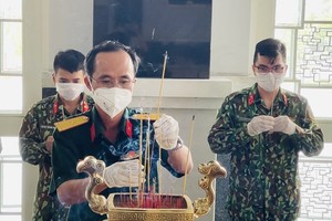 Military officers offer incenses to people who died due to Coronavirus infection. (Photo: SGGP)