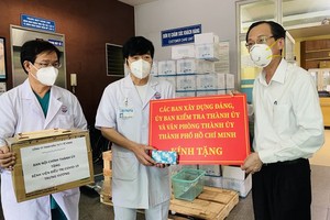 Mr. Le Thanh Liem (R) extends his sincere thanks to the healthcare professionals and frontline workers in Trung Vuong Hospital. (Photo: SGGP)