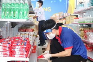 HCMC allows supermarket, convenience store employees to travel after 6 pm. (Photo: SGGP)