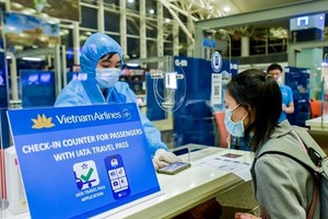 At the Vietnam Airlines counter for passengers with IATA travel pass (Source: VNA)