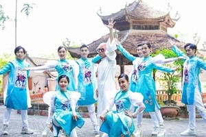 South Korean artist Joseph Kwon wears Vietnamese traditional dress in the music video Vietnam. (Photo baoquocte.vn)