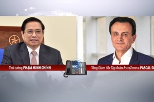 Prime Minister Pham Minh Chinh (L) and CEO of AstraZeneca Pascal Soriot during the phone talks (Photo: VGP)