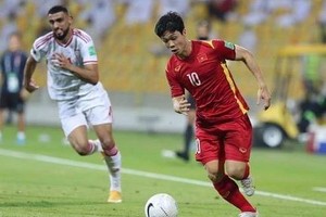 Vietnamese player Nguyen Cong Phuong (in red) dribbles the ball (Photo: VNA)