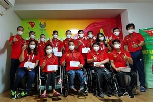 Members of the Vietnamese delegation at the Tokyo 2020 Paralympic Games pose for a group photo at the Paralympic Village (Photo: VNA)