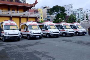 The ambulances, worth some 7.2 billion VND (around 316,000 USD), will be handed over to hospitals in the city serving the transportation of Covid-19 patients. (Photo: VNA)