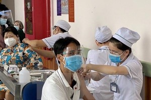 Local residents in An Giang province get vaccinated against Covid-19. (Photo: VNA)