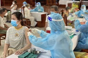 Residents get vaccinated for Covid-19 in District 5's Ward 8 on August 29. (Photo: SGGP)