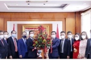 Lao Foreign Ministry officials visit Vietnamese embassy in Vientiane to extend greetings on National Day of Vietnam. (Photo: VNA)