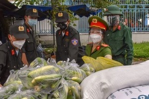 Military officers provide food for local people in Tam Binh Ward, Thu Duc City. (Photo: SGGP)
