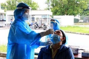 A health worker takes samples for COVID-19 testing (Photo: VNA)
