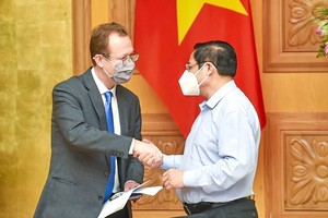 Prime Minister Pham Minh Chinh (R) receives Interim Representative of the US Embassy in Vietnam Christopher Klein. (Photo: SGGP)