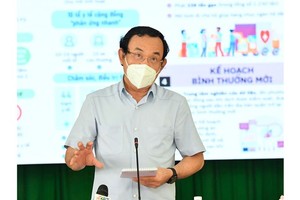 Secretary of the HCMC Party Committee Nguyen Van Nen speaks at the working session with District 7’s authorities . (Photo: SGGP)