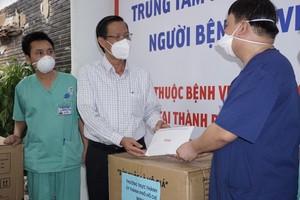 Chairman of the HCMC People’s Committee Phan Van Mai visits the Covid-19 Intensive Care Center run by the Hue Central Hospital placed at the field hospital No.14. (Photo: SGGP)