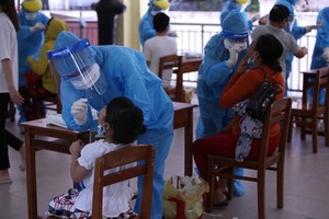 It is estimated that 11,822 children were F0s (COVID-19 patients) and 27,334 others are in close contact with COVID-19 patients as of August 31, 2021.  (Photo: SGGP)